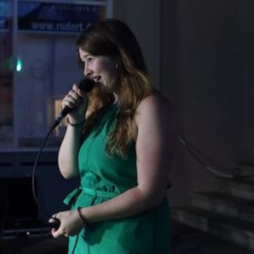 rosenau-poetry-slam-als-conferenciere-und-moderatorin-marina-sigl