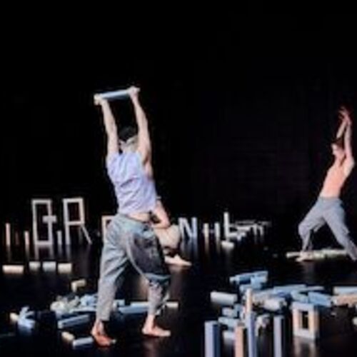 body-that-stands-mit-audiodeskription