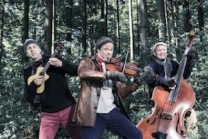 BERTA EPPLE unterm Baum