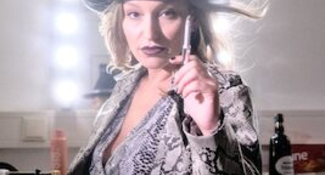 malarina-mit-trophaenraub